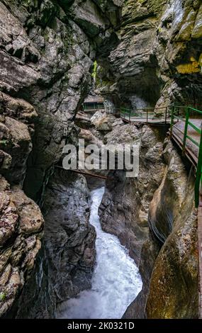 Le Breitachklamm est une gorge créée par le fleuve Breitach dans l'Allgäu près de Tiefenbach, un quartier de la municipalité d'Oberstdorf. Il est d'environ 150m de profondeur et à côté de la Höllentalklamm la gorge la plus profonde des Alpes bavaroises. Vers 300, 000 000 visiteurs font de la randonnée dans les gorges de 2,5 km de long chaque année. Banque D'Images