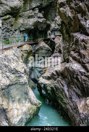 Le Breitachklamm est une gorge créée par le fleuve Breitach dans l'Allgäu près de Tiefenbach, un quartier de la municipalité d'Oberstdorf. Il est d'environ 150m de profondeur et à côté de la Höllentalklamm la gorge la plus profonde des Alpes bavaroises. Autour de 300, 000 visiteurs marchent à travers les gorges de 2,5 km de long chaque année. Banque D'Images