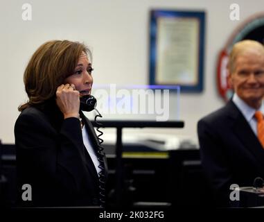 Le vice-président Kamala Harris s'adresse à la Station spatiale internationale lors de sa visite au centre spatial Johnson de la NASA à Houston, Texas, États-Unis, le 09 septembre 2022. Banque D'Images