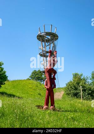 Allemagne, Bade-Wurtemberg, Herrenberg, si vous grimpez le Schönbuchturm à Schönbuch près de Herrenberg, qui a été ouvert en juin 2018, jusqu'à la troisième plate-forme, vous aurez une vue panoramique à 360°. La tour se dresse sur la hauteur de 580 m Stellberg dans le parc naturel de Schönbch. La construction en bois et en acier a une hauteur de 35m. Les plates-formes d'observation, situées aux 10m, 20m et 30m, peuvent être atteintes par un escalier en spirale avec environ 170 marches. Banque D'Images