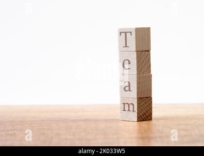 Un puzzle en bois de cubes empilés les uns sur les autres - concept de travail d'équipe Banque D'Images