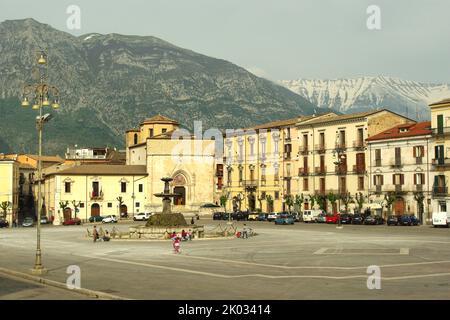 Sulmona - Abruzzes - Piazza Garibaldi. Situé au cœur des Abruzzes, à proximité du parc national de Maiella. Banque D'Images