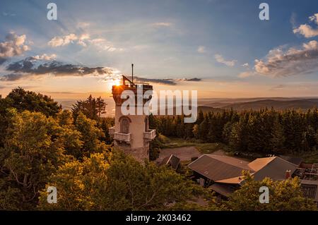 Allemagne, Thuringe, Ilmenau, Kickelhahn, tour d'observation, forêt, montagnes, lever du soleil, rétro-éclairage Banque D'Images