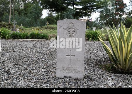 Nakuru, Vallée du Rift, Kenya. 9th septembre 2022. Vue sur une pierre tombale des tombes de la première et de la deuxième Guerre mondiale du Commonwealth au cimetière de Nakuru North. Selon la Commission des sépultures de guerre du Commonwealth, le cimetière nord de Nakuru contient 27 sépultures du Commonwealth de la première Guerre mondiale et 45 de la Seconde Guerre mondiale. Pendant la Seconde Guerre mondiale, la reine Elizabeth, alors princesse, a servi dans le Service territorial auxiliaire des femmes, la branche féminine de l'Armée britannique. (Image de crédit : © James Wakibia/SOPA Images via ZUMA Press Wire) Banque D'Images