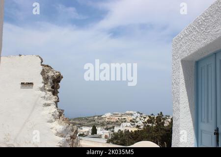 La vue de la ville de Santorini vue par un mur blanc cassé Banque D'Images