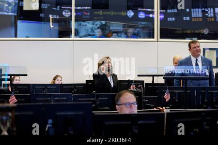 Le vice-président Kamala Harris s'adresse à la Station spatiale internationale lors de sa visite au centre spatial Johnson de la NASA à Houston, Texas, États-Unis, le 09 septembre 2022. Banque D'Images