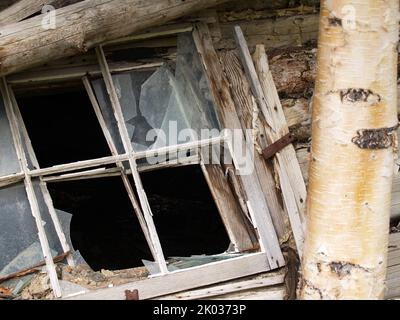 Fermeture de fenêtre cassée dans une ancienne cabane déserte Banque D'Images