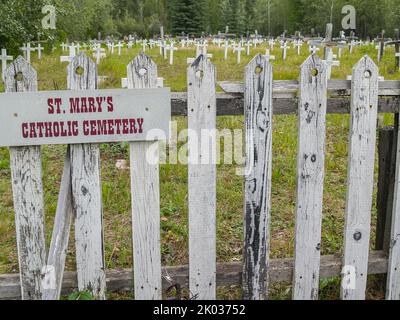 Dawson, territoire du Yukon -4 août 2008; cimetière catholique de St Mary, un champ de sépulture et de croisements avec une clôture de piquetage blanche. Banque D'Images