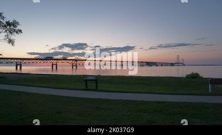 Une photo panoramique du pont Mackinac à travers le détroit de Mackinac au Michigan, aux États-Unis Banque D'Images