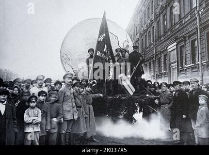 Une voiture de propagande avec un modèle du monde lors d'une démonstration à Petrograd sur 1 mai 1920. Photo. Banque D'Images