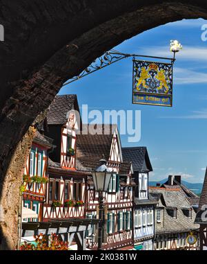 Europe, Allemagne, Hesse, Hessen-Nassau, Taunus, Parc naturel de Taunus, Braunfels, maisons à colombages sur la place du marché, panneau de blason 'Solmser Hof', vue sur la porte Banque D'Images