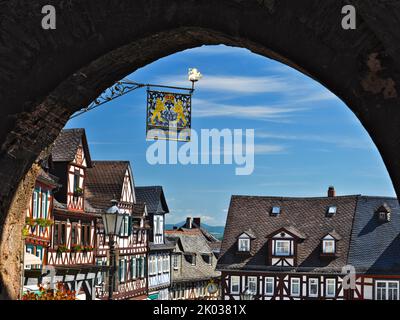 Europe, Allemagne, Hesse, Hessen-Nassau, Taunus, Parc naturel de Taunus, Braunfels, maisons à colombages sur la place du marché, panneau de blason 'Solmser Hof', vue sur la porte Banque D'Images