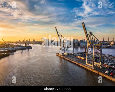 Terminal de conteneurs dans le port de Hambourg, Allemagne avec Elbphilharmonie en arrière-plan Banque D'Images