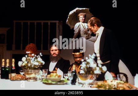 Avant, l-r: Sara Kestelman (Henrietta van es), Paul Webster (Dr Brink), Yemi Ajibade (comte Antonio de Rosario), David Bradley (Dr Leander Starr Jamieson) arrière: Sinead Cusack (Daisy Bone) dans LA COUTUME DU PAYS par Nicholas Wright à la Royal Shakespeare Company (RSC), The Pit Barbican Centre, Londres, EC2 12/10/1983 design: Ralph Koltai éclairage: Michael Calf directeur: David Jones Banque D'Images