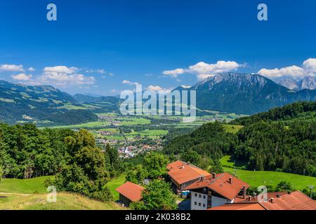 Allemagne, Bavière, comté de Rosenheim, Oberaudorf, Mountain inn Hocheck avec les montagnes Inntal et Kaiser Banque D'Images