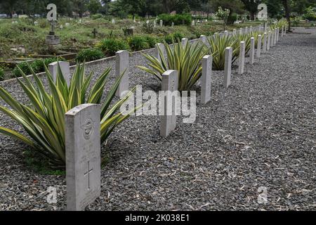 Nakuru, Vallée du Rift, Kenya. 9th septembre 2022. Une vue sur les pierres tombales des tombes de la première et de la deuxième Guerre mondiale du Commonwealth au cimetière du Nord de Nakuru. Selon la Commission des sépultures de guerre du Commonwealth, le cimetière nord de Nakuru contient 27 sépultures du Commonwealth de la première Guerre mondiale et 45 de la Seconde Guerre mondiale. Pendant la Seconde Guerre mondiale, la reine Elizabeth, alors princesse, a servi dans le Service territorial auxiliaire des femmes, la branche féminine de l'Armée britannique. (Image de crédit : © James Wakibia/SOPA Images via ZUMA Press Wire) Banque D'Images