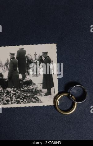Photo jaunée d'un soldat funèbre à l'époque de la Seconde Guerre mondiale à côté de 2 anneaux Banque D'Images