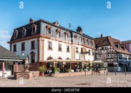 Erbach, Odenwald, Hesse, Allemagne. Restaurant grec Meraki à la place du marché d'Erbach dans l'ancien moulin du château. Banque D'Images