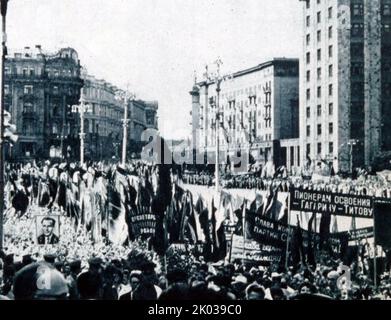 Une foule à Moscou célèbre le retour en toute sécurité du cosmonaute soviétique Yuri Alekseevich Gagarin (1934-1968). Sur 12 avril 1961, Yuri Gagarin est devenu la première personne de l'histoire du monde à voler dans l'espace ouvert. Le véhicule de lancement de Vostok avec le satellite Vostok-1 transportant du Gagarin a été lancé à partir du cosmodrome de Baïkonour situé dans la région de Kyzyl-Orda au Kazakhstan. Banque D'Images