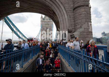 Londres, Royaume-Uni. 09th septembre 2022. Des foules de personnes quittant le pont de la Tour après les 96 coups d'arme saluent la reine Elizabeth II Un hommage aux armes à feu de 96 tours pour marquer chaque année la vie de la reine Elizabeth II par le Royal Artillery Regiment 104 a eu lieu dans tout le Royaume-Uni, y compris à la Tour de Londres. (Photo de Hesther ng/SOPA Images/Sipa USA) crédit: SIPA USA/Alay Live News Banque D'Images