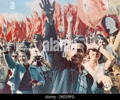 Une foule à Moscou célèbre le retour en toute sécurité du cosmonaute soviétique Yuri Alekseevich Gagarin (1934-1968). Sur 12 avril 1961, Yuri Gagarin est devenu la première personne de l'histoire du monde à voler dans l'espace ouvert. Le véhicule de lancement de Vostok avec le satellite Vostok-1 transportant du Gagarin a été lancé à partir du cosmodrome de Baïkonour situé dans la région de Kyzyl-Orda au Kazakhstan. Banque D'Images