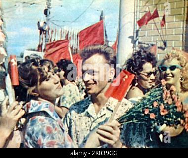 Une foule à Moscou célèbre le retour en toute sécurité du cosmonaute soviétique Yuri Alekseevich Gagarin (1934-1968). Sur 12 avril 1961, Yuri Gagarin est devenu la première personne de l'histoire du monde à voler dans l'espace ouvert. Le véhicule de lancement de Vostok avec le satellite Vostok-1 transportant du Gagarin a été lancé à partir du cosmodrome de Baïkonour situé dans la région de Kyzyl-Orda au Kazakhstan. Banque D'Images