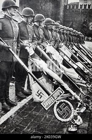 Les normes et emblèmes nazis se sont rassemblés pour être exposés au public à Moscou après la fin de la Seconde Guerre mondiale 1945 Banque D'Images