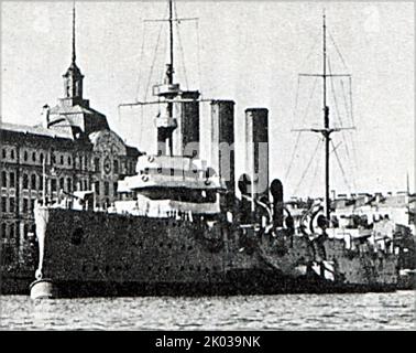 Cuirassé russe Aurora pendant la révolution d'octobre 1917. L'équipage a rejoint la Révolution de février 1917. Sur 25 octobre 1917, à 9 h 40, un coup de feu à blanc de ses fusils était le signal du début de la tempête du Palais d'hiver, qui devait être le début de la Révolution d'octobre. Banque D'Images