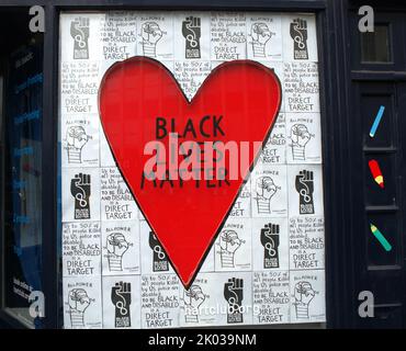 BLM signe dans un magasin de Londres fenêtre juin 2020. Black Lives Matter (BLM) est un mouvement politique et social décentralisé qui proteste contre les incidents de brutalité policière et toutes les violences à motivation raciale contre les Noirs. Banque D'Images