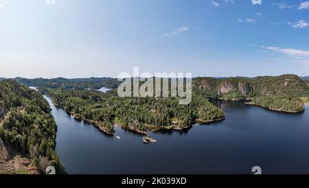 Norvège, Vestfold og Telemark, Larvik, lac, Hallevatnet, forêt, montagnes, cabines isolées, vue d'ensemble, photo aérienne Banque D'Images