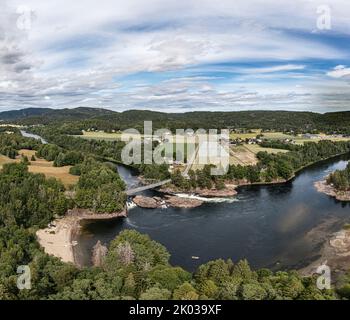 Norvège, Vestfold og Telemark, Larvik, Kvelde, pont, flux, rapides, champs, vue d'ensemble, photo aérienne Banque D'Images