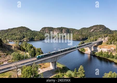 Norvège, Vestfold og Telemark, Larvik, pont, train, lac, forêt, montagnes, paysage Banque D'Images