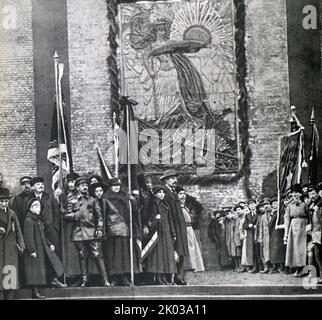 Vladimir Lénine et Ya. M. Sverdlov sur la place Rouge lors d'une manifestation de travailleurs consacrée au premier anniversaire de la Grande Révolution socialiste d'octobre. Banque D'Images