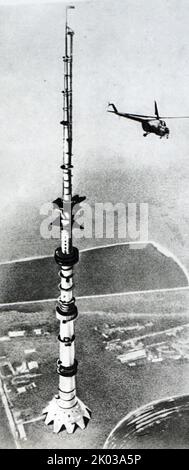 Étape de construction de la Tour Ostankino, une tour de télévision et de radio à Moscou, en Russie. Ostankino a été conçu par Nikolai Nikitin. Il s'agit actuellement de la plus grande structure autoportante d'Europe et des 11th plus grandes au monde. Entre 1967 et 1974, elle était la plus haute du monde. La tour a été la première structure autoportante à dépasser 500 m (1 600 pi) de hauteur. La construction a commencé en 1963 et a été achevée en 1967. Banque D'Images
