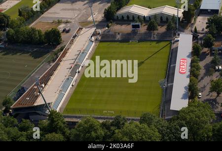 Vue depuis la tour de télévision de Stuttgart jusqu'au stade Gazi de Stuttgarter Kickers, Waldau, Stuttgart, Bade-Wurtemberg, Allemagne Banque D'Images