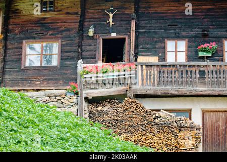 Entrée maison d'une ferme de montagne dans la vallée d'Ulten du Tyrol du Sud Banque D'Images