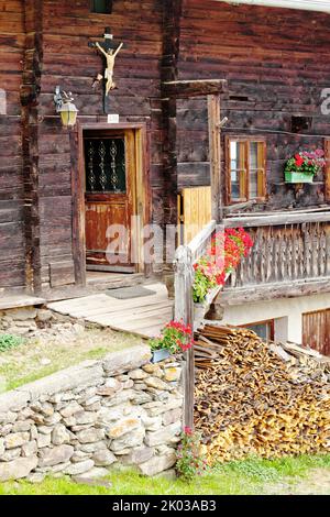 Entrée maison d'une ferme de montagne dans la vallée d'Ulten du Tyrol du Sud Banque D'Images