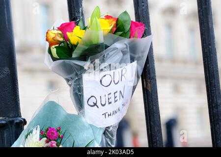 Buckingham Palace, Londres, Royaume-Uni – vendredi 9th septembre 2022 – notre Reine - Merci - un message sur les fleurs à l'extérieur de Buckingham Palace alors que la Grande-Bretagne pleure la mort de la reine Elizabeth II Photo Steven May / Alamy Live News Banque D'Images