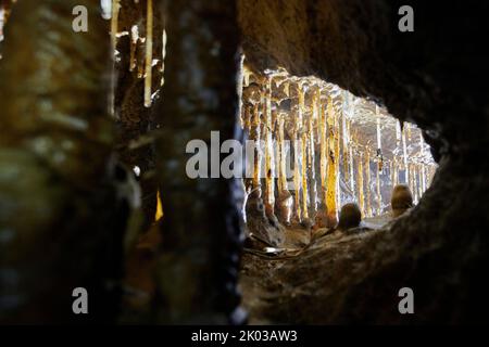 Grotte en pierre à affûter, Grotte du Château de la Roche Banque D'Images