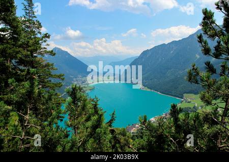 Vue sur Achensee, Maurach en arrière-plan, Pertisau en premier plan, tout en randonnée à Seebergspitze, panorama alpin, Tyrol, Autriche Banque D'Images