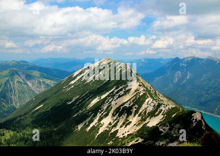 Vue de Seebergspitze (2085m) à Seekarspitze (2053m) à Achensee, crête de montagne, panorama alpin, Tyrol, Autriche Banque D'Images