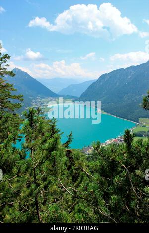 Vue sur Achensee, Maurach en arrière-plan, Pertisau en premier plan, tout en randonnée à Seebergspitze, panorama alpin, Tyrol, Autriche Banque D'Images