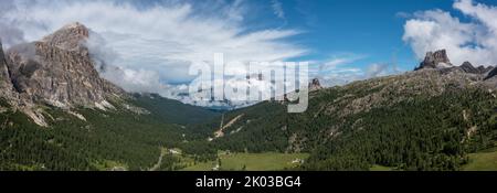 Image de drone de la réserve naturelle des Dolomites d'Ampezzo. Banque D'Images