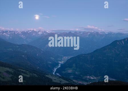 Pleine lune sur les Alpes, vue de la montagne Venet, rivière Inn, sentier européen de randonnée longue distance E5, traversée des Alpes, Zams, Tyrol, Autriche Banque D'Images