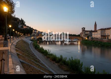 Ponte Pietra, rivière Adige, site classé au patrimoine mondial de l'UNESCO, Vérone, Vénétie, Italie Banque D'Images