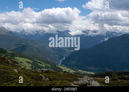 Vue de Krahberg dans la vallée, River Inn, sentier européen de randonnée longue distance E5, traversant les Alpes, Zams, Tyrol, Autriche Banque D'Images