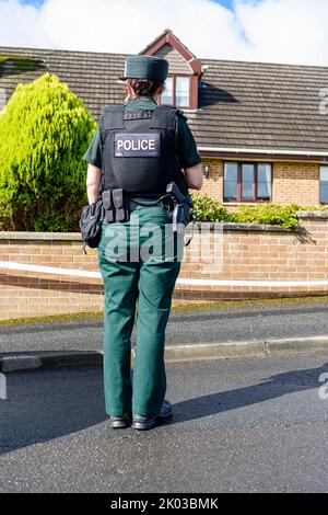 Saintfield, Irlande du Nord, Royaume-Uni, 09/09/2022 - la police ferme une propriété après qu'un appareil suspect a été laissé sur la marche avant. Il a été déclaré plus tard comme un canular. Banque D'Images