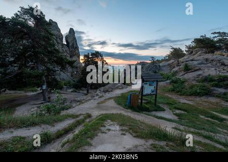 Lever du soleil au mur du diable, armoiries de Hambourg, montagnes du Harz, Timmenrode, Saxe-Anhalt, Allemagne Banque D'Images