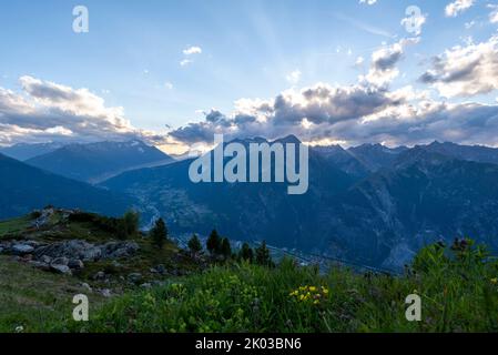 Coucher de soleil dans les Alpes, vue depuis la montagne Venet, sentier de randonnée européen longue distance E5, traversée des Alpes, Zams, Tyrol, Autriche Banque D'Images