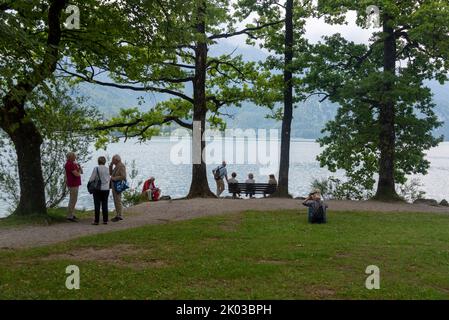 Personnes âgées sur le lac, Kochel am See, Kochel, Bavière, Allemagne Banque D'Images